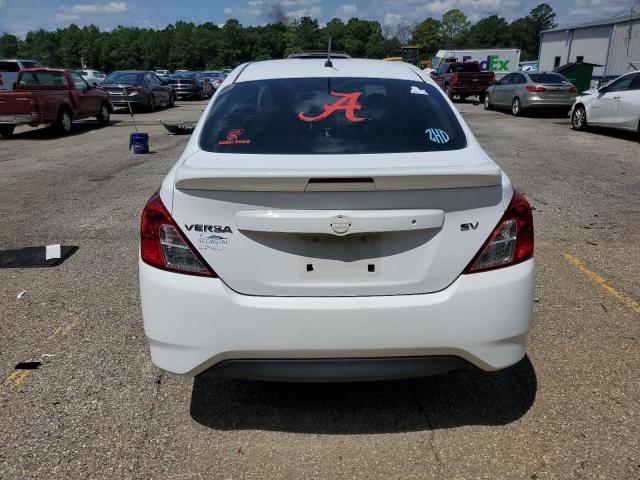 3N1CN7AP0JL860703 - 2018 NISSAN VERSA S Biały zdjęcie 6
