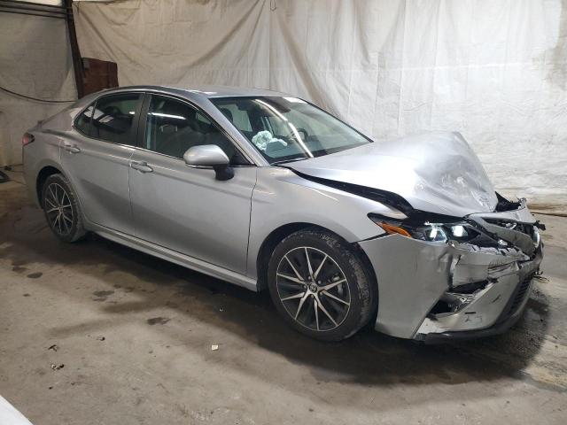 4T1G11AK1RU866938 - 2024 TOYOTA CAMRY SE NIGHT SHADE SILVER photo 4