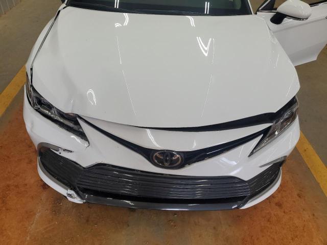 4T1C11AKXRU881100 - 2024 TOYOTA CAMRY LE WHITE photo 11