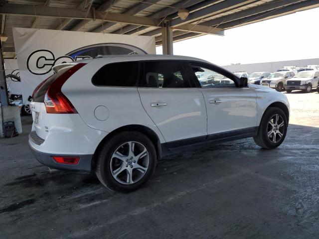 YV4902DZXB2217815 - 2011 VOLVO XC60 T6 WHITE photo 3