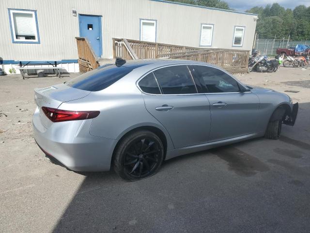 ZARFAEDN0H7529693 - 2017 ALFA ROMEO GIULIA Q4 银色 照片 3
