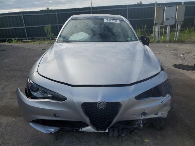 ZARFAEDN0H7529693 - 2017 ALFA ROMEO GIULIA Q4 银色 照片 5