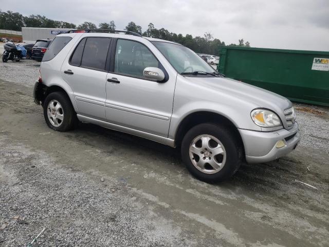 4JGAB54E92A358577 - 2002 MERCEDES-BENZ ML 320 银色 照片 4