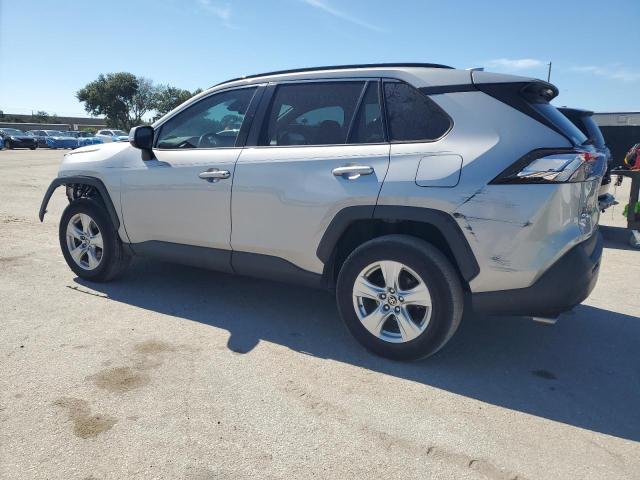 2T3W1RFV6MC114344 - 2021 TOYOTA RAV4 XLE SILVER photo 2