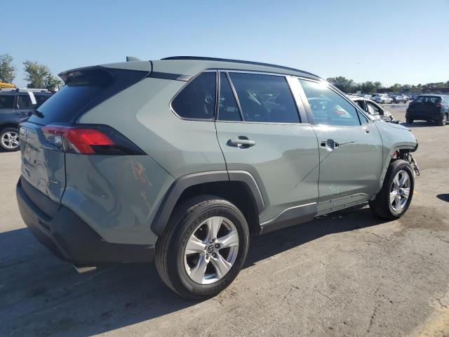 2T3W1RFVXLW092118 - 2020 TOYOTA RAV4 XLE GRAY photo 3