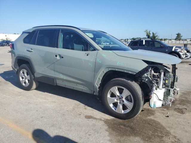 2T3W1RFVXLW092118 - 2020 TOYOTA RAV4 XLE GRAY photo 4