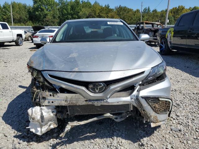 4T1T11AK6PU807217 - 2023 TOYOTA CAMRY SE NIGHT SHADE SILVER photo 5