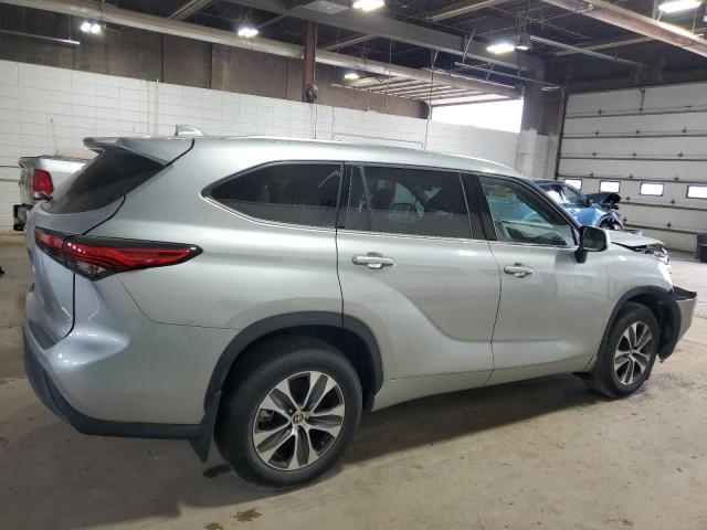 5TDGZRBHXMS060690 - 2021 TOYOTA HIGHLANDER XLE Srebrny zdjęcie 3
