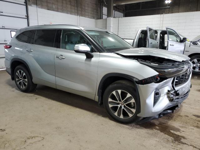 5TDGZRBHXMS060690 - 2021 TOYOTA HIGHLANDER XLE Srebrny zdjęcie 4
