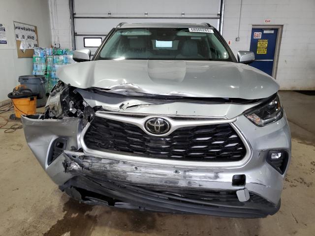 5TDGZRBHXMS060690 - 2021 TOYOTA HIGHLANDER XLE Srebrny zdjęcie 5