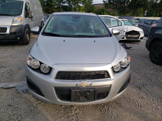 1G1JA5SH5C4218636 - 2012 CHEVROLET SONIC LS ვერცხლისფერი ფოტო 5