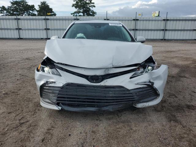 4T1C11AK9RU260527 - 2024 TOYOTA CAMRY LE GRAY photo 5