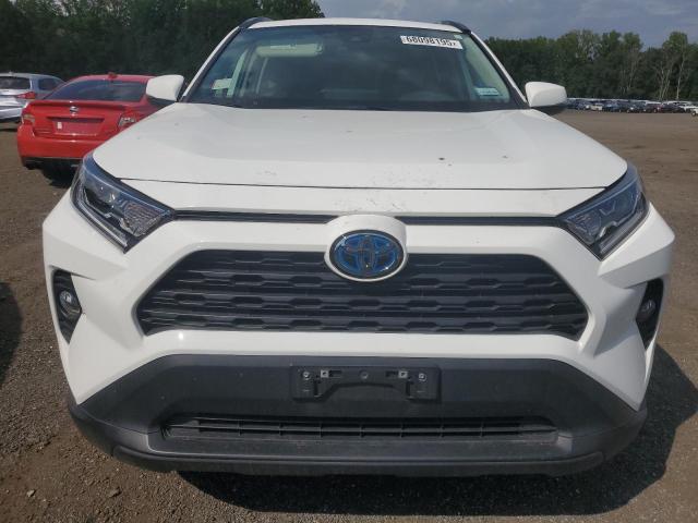 4T3RWRFV3MU038868 - 2021 TOYOTA RAV4 XLE WHITE photo 5