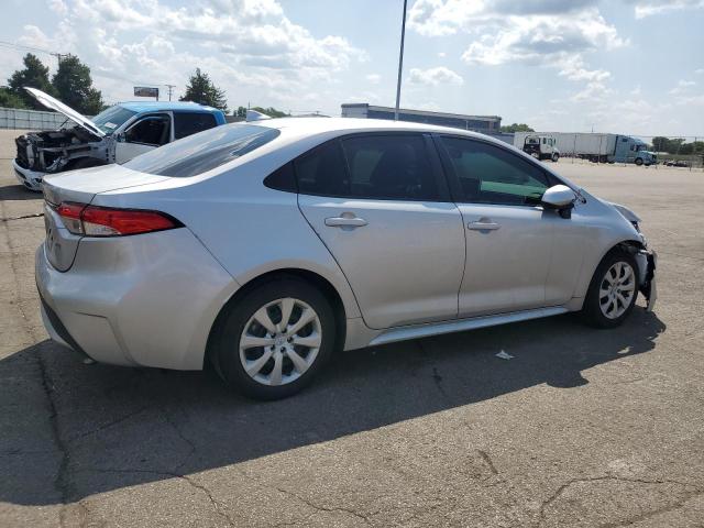 5YFEPMAE4MP256690 - 2021 TOYOTA COROLLA LE SILVER photo 3