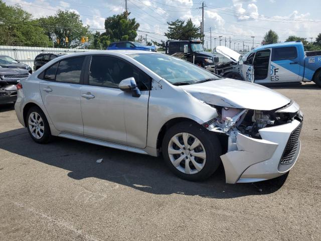 5YFEPMAE4MP256690 - 2021 TOYOTA COROLLA LE SILVER photo 4