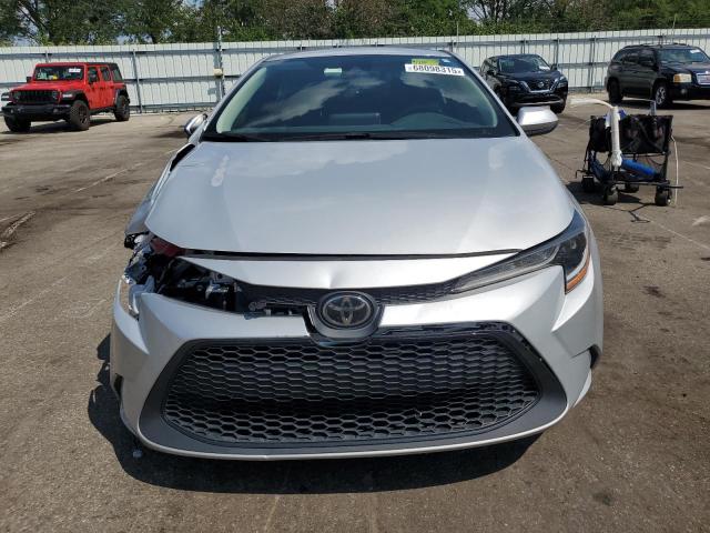 5YFEPMAE4MP256690 - 2021 TOYOTA COROLLA LE SILVER photo 5