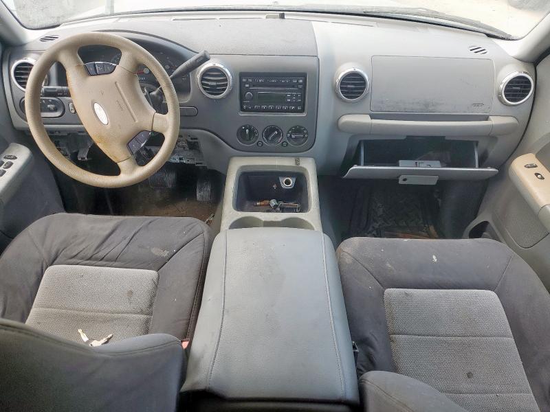 1FMRU15W24LA09068 - 2004 FORD EXPEDITION XLT BLACK photo 8