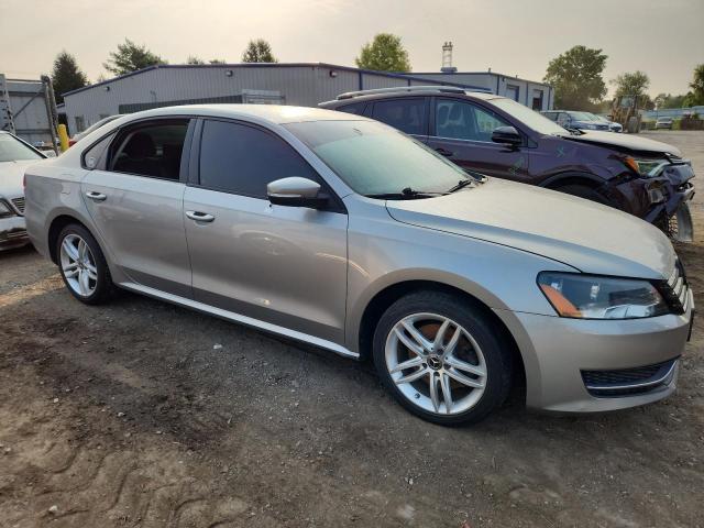 1VWAP7A35DC064828 - 2013 VOLKSWAGEN PASSAT S Srebrny zdjęcie 4