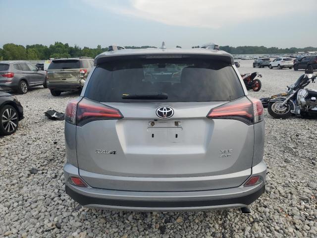 2T3RFREV7HW551015 - 2017 TOYOTA RAV4 XLE Plata foto 6