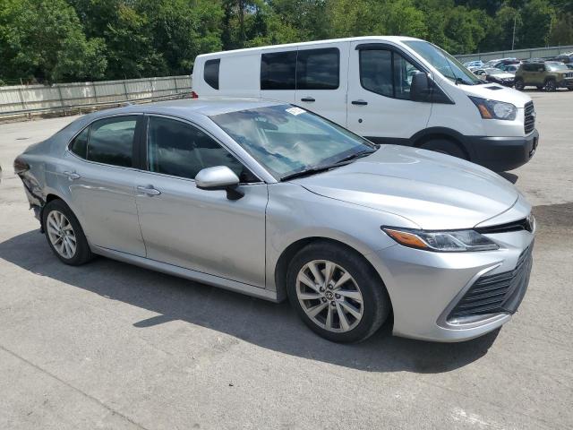 4T1C11AK4MU542079 - 2021 TOYOTA CAMRY LE SILVER photo 4