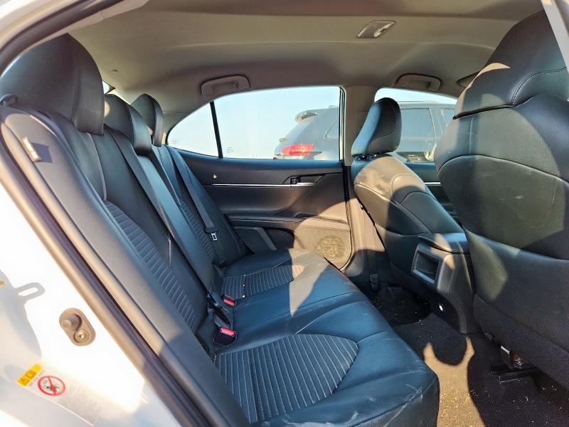 4T1B11HK3JU143676 - 2018 TOYOTA CAMRY L თეთრი ფოტო 10