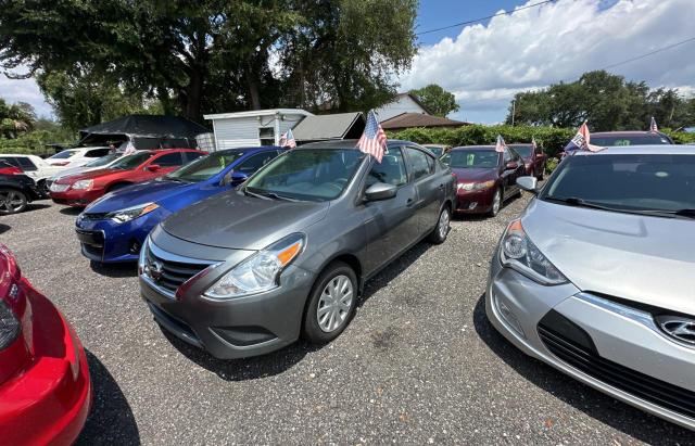 3N1CN7AP6JL838303 - 2018 NISSAN VERSA S GRAY photo 2