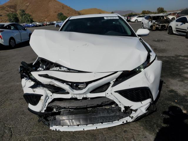 4T1G11AK2RU887183 - 2024 TOYOTA CAMRY SE NIGHT SHADE WHITE photo 5