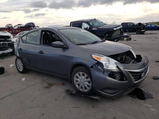 3N1CN7AP7JL828590 - 2018 NISSAN VERSA S ნაცრისფერი ფოტო 4