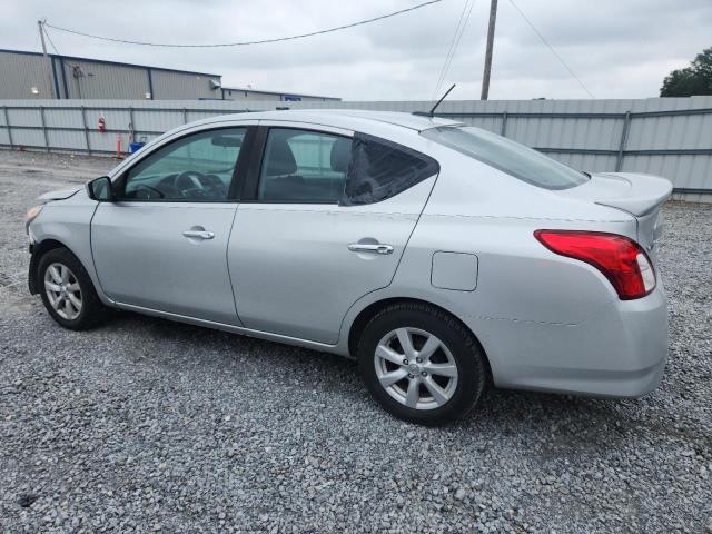 3N1CN7AP8JL844958 - 2018 NISSAN VERSA S ვერცხლისფერი ფოტო 2