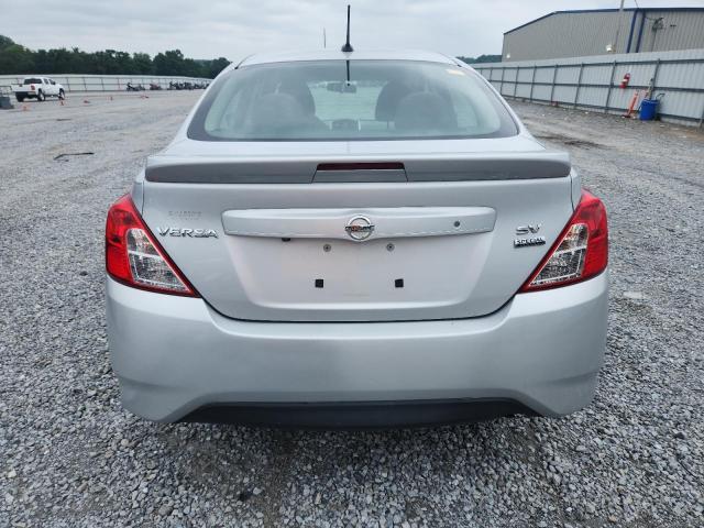 3N1CN7AP8JL844958 - 2018 NISSAN VERSA S ვერცხლისფერი ფოტო 6