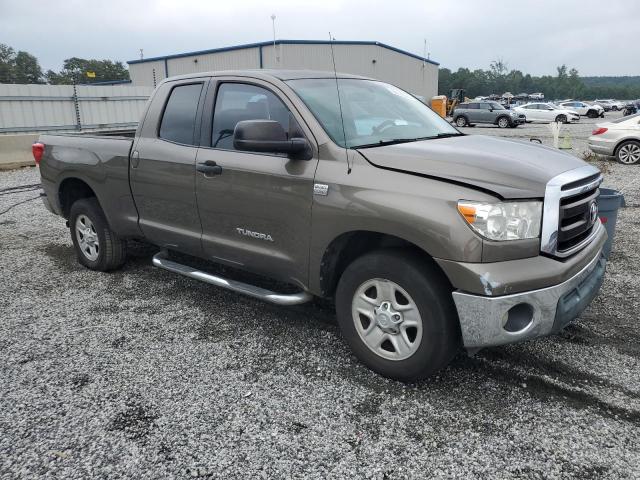5TFRM5F14AX009513 - 2010 TOYOTA TUNDRA DOUBLE CAB SR5 BROWN photo 4