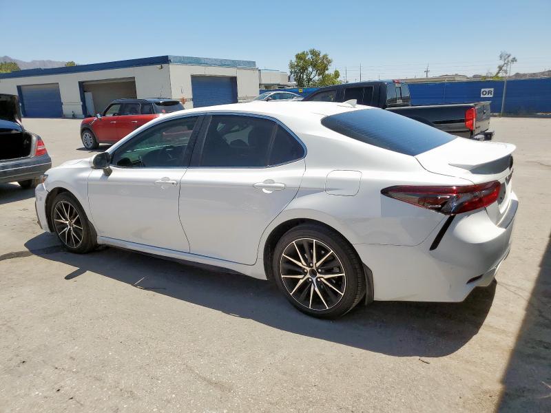 4T1G11AK4RU233947 - 2024 TOYOTA CAMRY SE NIGHT SHADE WHITE photo 2