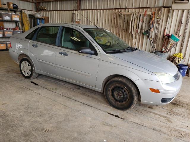 1FAFP34NX7W127445 - 2007 FORD FOCUS ZX4 SILVER photo 4