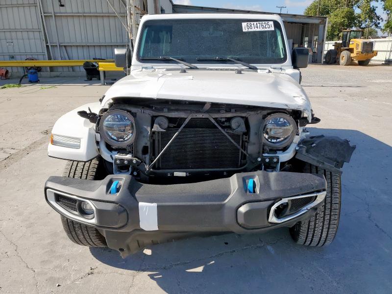 1C4JJXP67NW212029 - 2022 JEEP WRANGLER U SAHARA 4XE WHITE photo 5