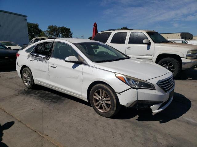 5NPE24AF7FH110288 - 2015 HYUNDAI SONATA SE WHITE photo 4