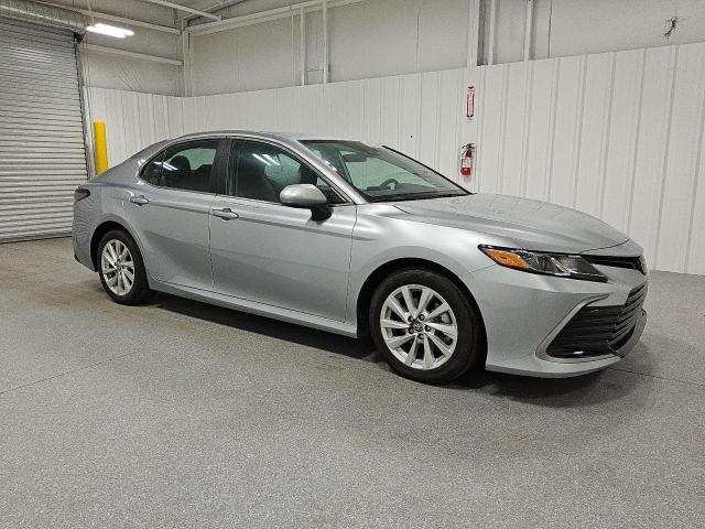 4T1C11AK1RU873970 - 2024 TOYOTA CAMRY LE SILVER photo 4