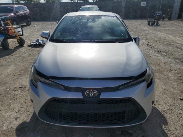 5YFEPMAE9MP261075 - 2021 TOYOTA COROLLA LE Gümüş foto 5