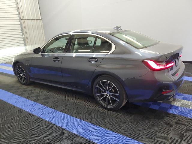 3MW5P7J06N8C65136 - 2022 BMW 330E GRAY photo 2