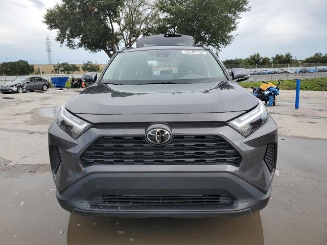 2T3W1RFV8RW302997 - 2024 TOYOTA RAV4 XLE 灰色 照片 5