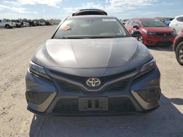 4T1G11AK3MU516266 - 2021 TOYOTA CAMRY SE GRAY photo 5