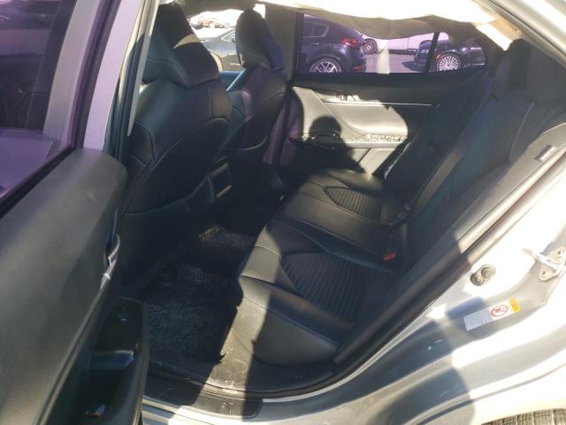 4T1B11HK9JU073021 - 2018 TOYOTA CAMRY L 银色 照片 10