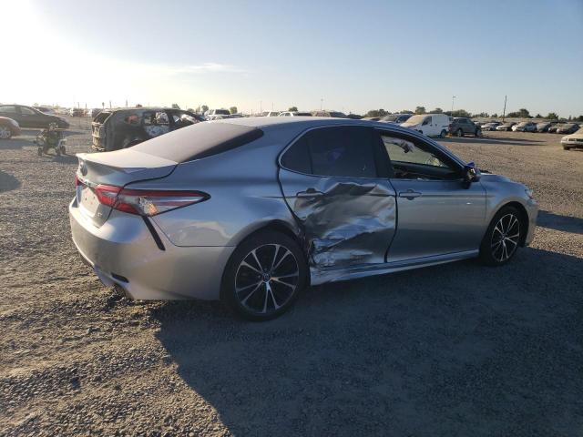 4T1B11HK9JU073021 - 2018 TOYOTA CAMRY L 银色 照片 3