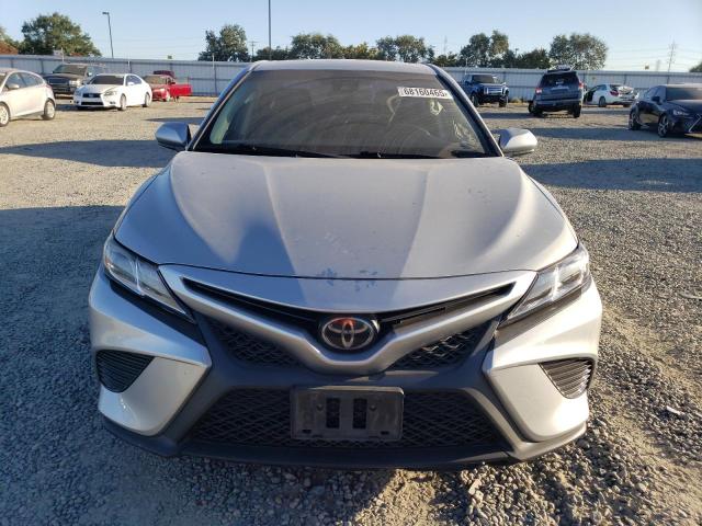 4T1B11HK9JU073021 - 2018 TOYOTA CAMRY L 银色 照片 5