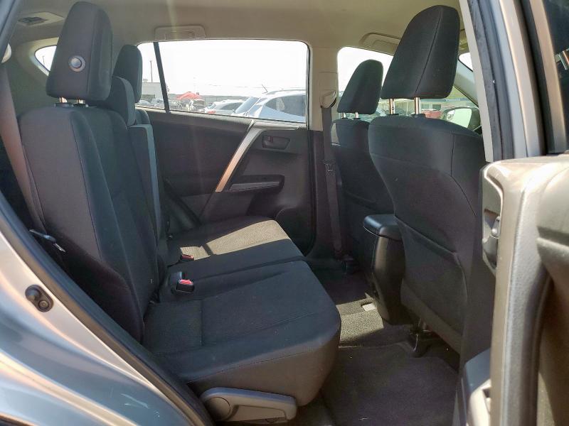 JTMZFREVXJJ173275 - 2018 TOYOTA RAV4 LE Argent photo 11