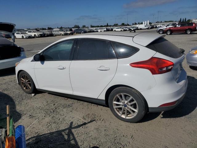 1FADP3K24FL335675 - 2015 FORD FOCUS SE WHITE photo 2