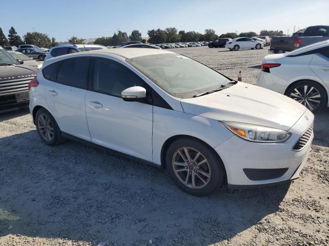 1FADP3K24FL335675 - 2015 FORD FOCUS SE WHITE photo 4