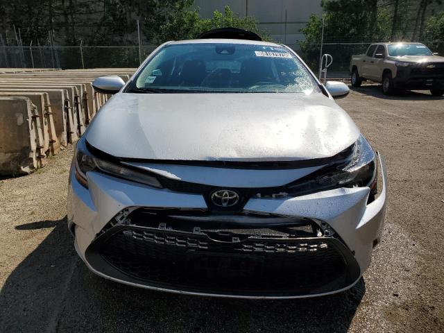 5YFEPMAE8MP210618 - 2021 TOYOTA COROLLA LE Gümüş foto 5