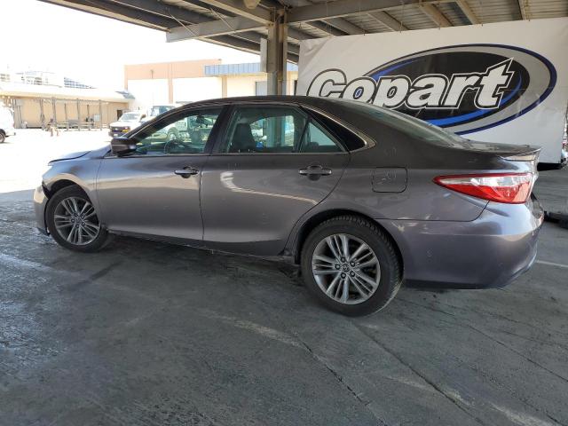 4T1BF1FK6FU062084 - 2015 TOYOTA CAMRY LE 灰色 照片 2