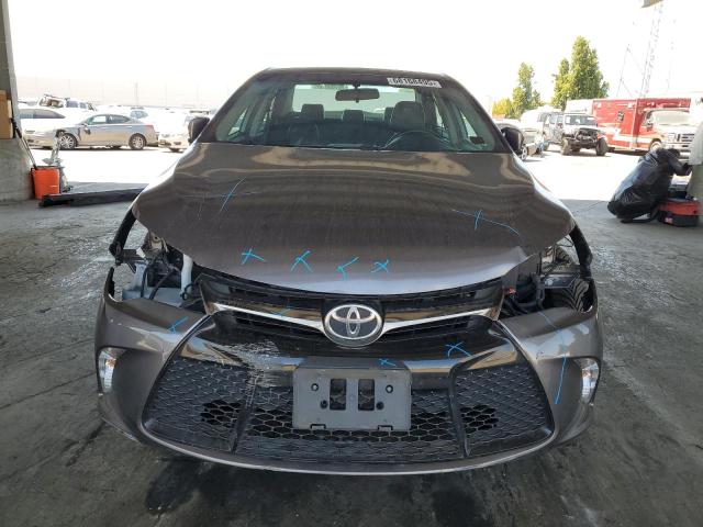 4T1BF1FK6FU062084 - 2015 TOYOTA CAMRY LE 灰色 照片 5