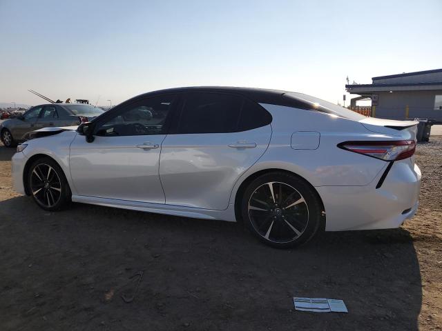 4T1B61HK7JU143889 - 2018 TOYOTA CAMRY XSE WHITE photo 2